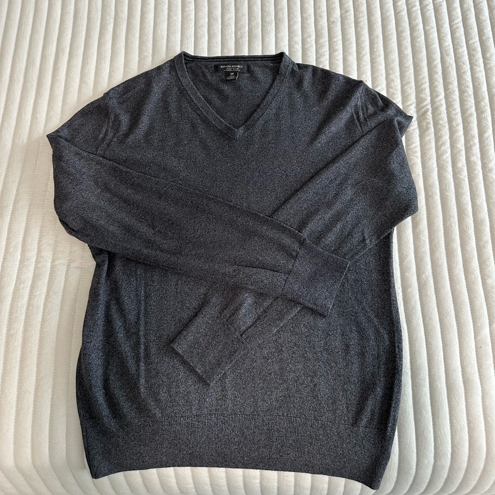Banana Republic Men’s Grey Lux V-neck sz S